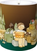 Kerze "Engel im Spielzeugdorf" Höhe 12 cm, Durchmesser 10 cm