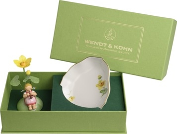 Mädchen mit Sumpfdotterblume, auf Hügel, mit Schale