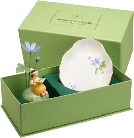 Mädchen mit Leberblümchen, auf Hügel, mit Schale