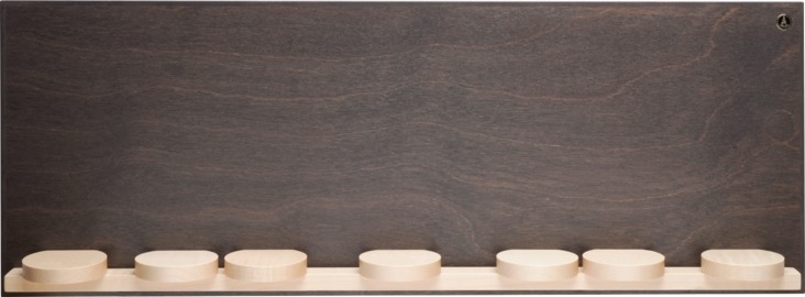 Wandpräsentation mit sieben Schiebetellern, groß, dunkel, 50 x 18 x 5,5 cm, letztmalig 2022