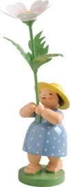 Mädchen mit Buschwindrose