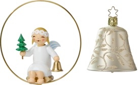 Engel im Ring mit Bäumchen und Glocke; Glasglocke, silber