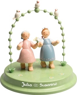 Liebespaar im Bogen mit drei Täubchen, zwei Damen