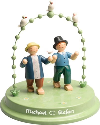 Liebespaar im Bogen mit drei Täubchen, zwei Herren