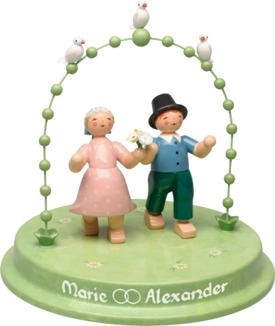 Liebespaar im Bogen mit drei Täubchen