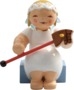 Margeritenengel, sitzend, mit Steckenpferd